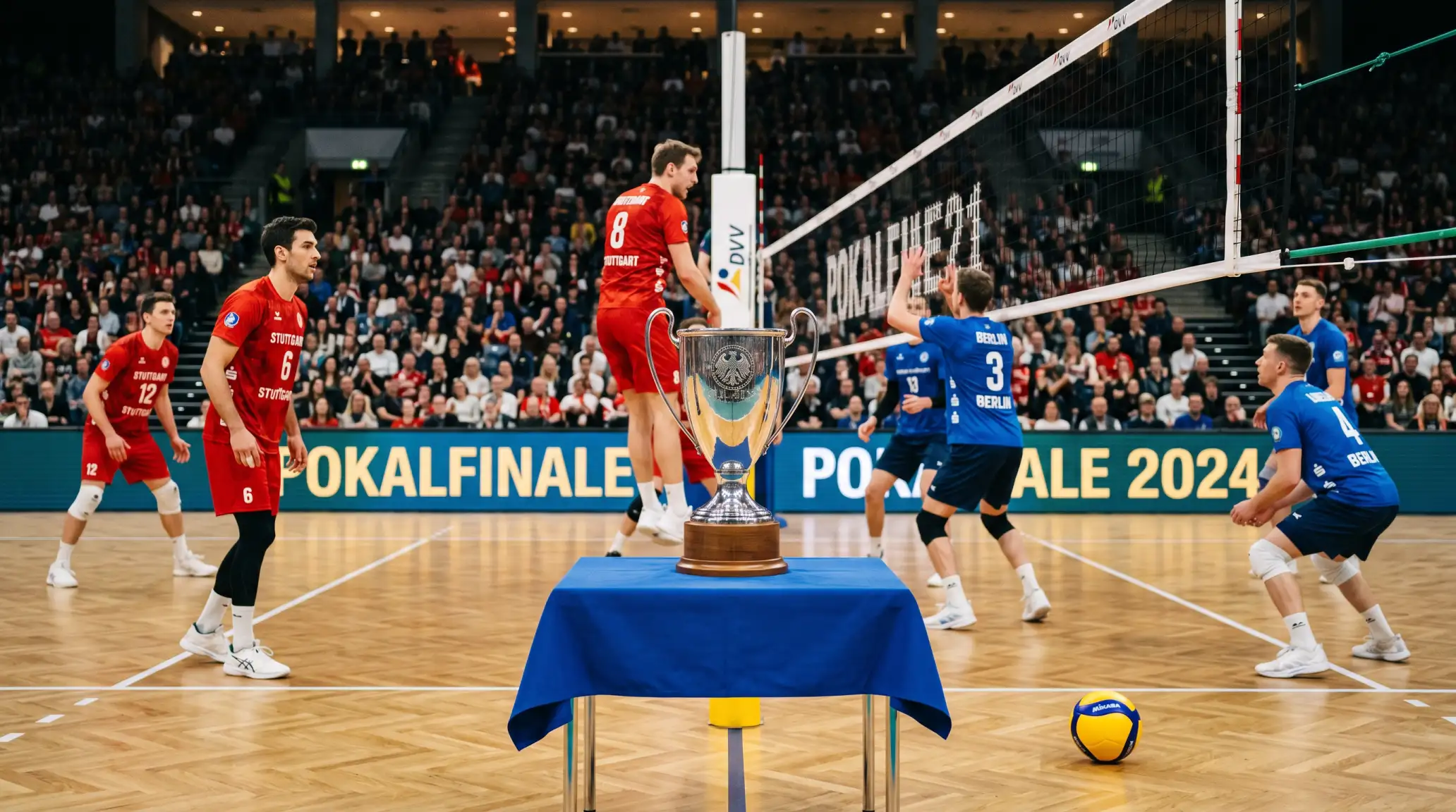Volleyball-Pokalfinale mit silberner Pokaltrophäe am Spielfeldrand
